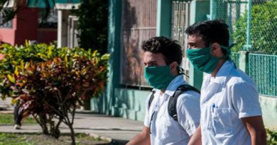 Casa por casa, los alumnos buscan información sobre el núcleo familiar y si alguno de sus miembros presentan síntomas respiratorios./Foto: Radio Habana Cuba