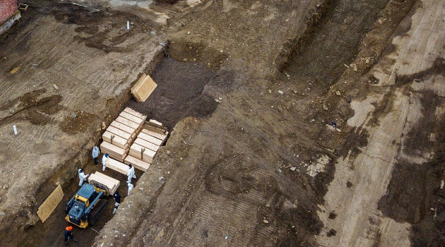 Imágenes de dron muestran una gran zanja en la que están siendo enterrados decenas de ataúdes en la isla Hart de Nueva York, 9 de abril de 2020. /Foto: Lucas Jackson (Reuters)