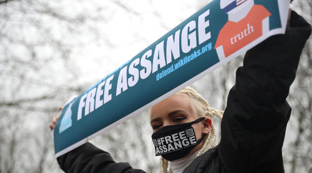 Una partidaria de Julian Assange frente a la Corte de Woolwich en Londres, Reino Unido, el 24 de febrero de 2020. /Foto: Hannah Mckay (Reuters)