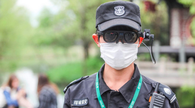 Una empresa china desarrolla unas gafas inteligentes que ayudan a detectar la fiebre, uno de los síntomas del COVID-19. /Foto: HispanTV