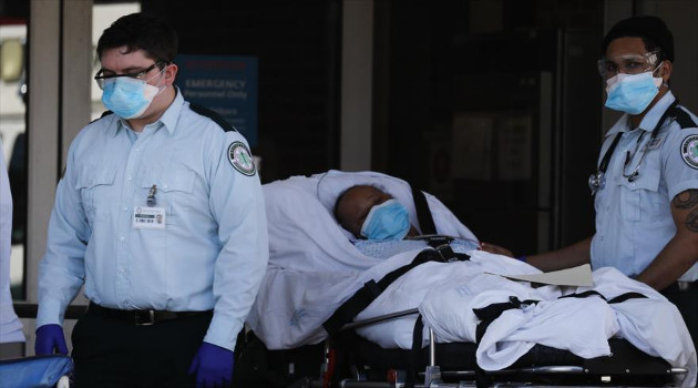 Personal médico recibe pacientes en un área especial de recepción de coronavirus en la ciudad de Nueva York, 6 de abril de 2020. /Foto: AFP