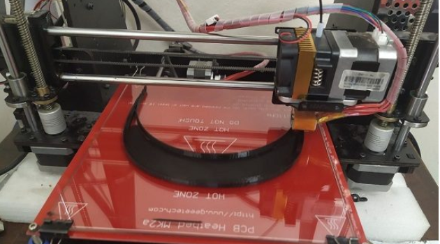 Modelo de viseras fabricadas con impresoras 3D mediante el proceso llamado FDM. /Foto: Cortesía de los entrevistados.