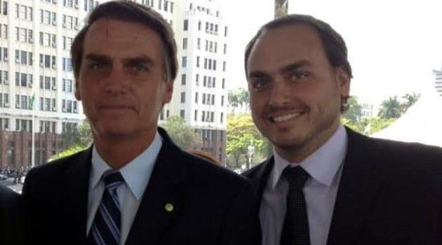 Jair Bolsonaro y su hijo Carlos, al que investigan como presunto líder de una red de difusión de fake news para conveniencia política. /Foto: Tribuna Sul Fluminense