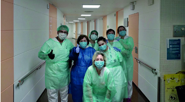 El enfermero cienfueguero José Bazán Rodríguez (en la extrema izquierda) junto a un grupo de enfermeras andorranas. / Foto: cortesía de Bazán