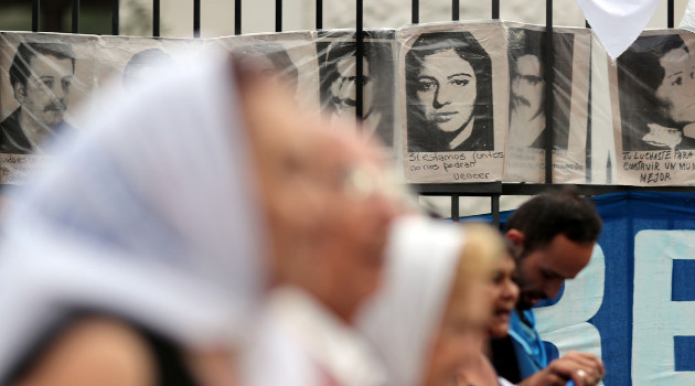 Mural en la Plaza de Mayo, en Buenos Aires, Argentina, con imágenes de personas desaparecidas durante la última dictadura militar. Desfile de las abuelas, el 29 de noviembre de 2019. /Foto: Agustin Marcarian (Reuters)