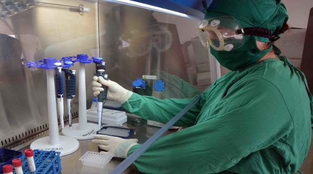 Laboratorio de Virología donde se analizan las muestras de los pacientes de las provincias orientales del país sospechosos del nuevo coronavirus. /Foto: Miguel Rubiera Jústiz (ACN)