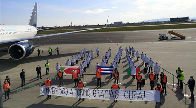 Recibimiento en Turín a la segunda brigada médica cubana en Italia. /Foto: Twitter @caminantecubano