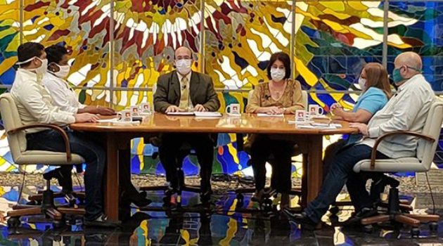 Mesa Redonda sobre la atención a las personas y familias más vulnerables en medio del enfrentamiento a la COVID–19. /Foto: @PresidenciaCuba