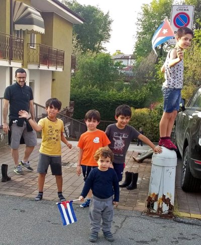 Niños italianos en Crema agitando banderas cubanas junto a sus padres y gritando ¡Grazie, Cuba! ¡Gracias, Cuba! / Foto: cortesía de Rubén Carballo