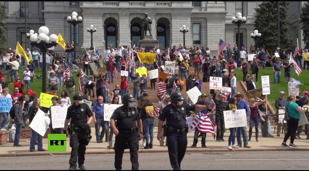 Manifestantes contra las restricciones por coronavirus en Olympia, Washington, EE.UU., el 19 de abril de 2020. /Foto: Lindsey Wasson (Reuters)