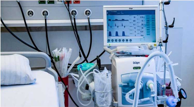 Respirador artificial, equipo vital en la atención a pacientes en estadío grave por insuficiencia pulmonar como la que provoca la COVID-19. /Foto: Prensa Latina