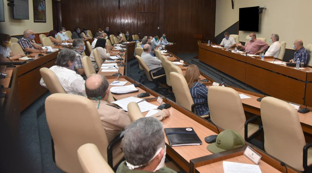 El Presidente de la República, Miguel Díaz-Canel Bermúdez, y el Primer Ministro, Manuel Marrero Cruz, volvieron a chequear este miércoles desde el Palacio de la Revolución la situación con el nuevo Coronavirus en la Isla, donde se han confirmado 212 casos. /Foto: Estudios Revolución