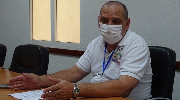 El Dr. Salvador Tamayo Muñiz, director provincial de Salud, explica en conferencia de prensa la necesidad del aislamiento social. /Foto: Portal Ciudadano