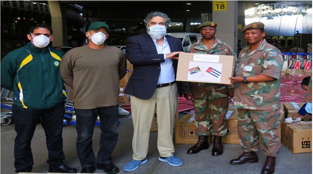 La entrega simbólica fue realizada por el general Lindile Yam (derecha), jefe del Estado Mayor de las Fuerzas Armadas Sudafricanas, al Embajador cubano, Rodolfo Benítez Verson. /Foto: Prensa Latina