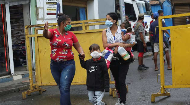 Hasta el lunes sumaban 2 mil 135 los venezolanos que habían regresado al país desde Colombia, por la frontera con el estado Táchira, "y hoy están ingresando 356 más", dijo la vicepresidenta Delcy Rodríguez. /Foto: Carlos Eduardo Ramírez (Reuters)