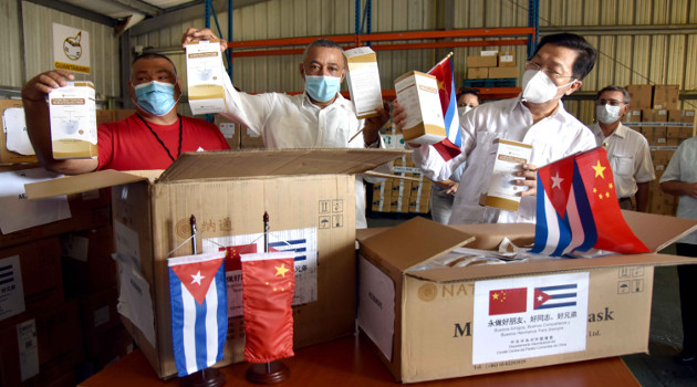 Buenos amigos, buenos compañeros y buenos hermanos para siempre. Departamento Internacional del Comité Central del Partido Comunista de China, reza en los membretes de las cajas del donativo. /Foto: Omara García ACN