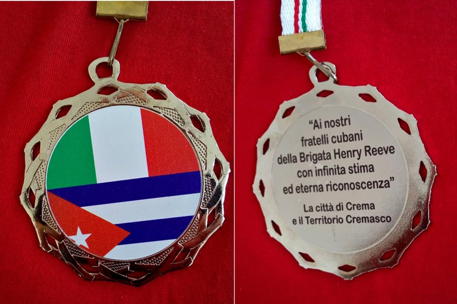Medalla entregada a cada uno de los miembros de la Brigada Henry Reeve en Crema, Lombardía, Italia. / Fotos: cortesía de Rubén Carballo