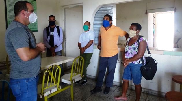 Migdalia Soriano Najarro, presidenta del consejo popular Guaos (primera de derecha a izquierda) junto a sus delegados en intercambio con el vicepresidente de la AMPP de Cienfuegos. / Foto: Dayneris Torres Núñez.