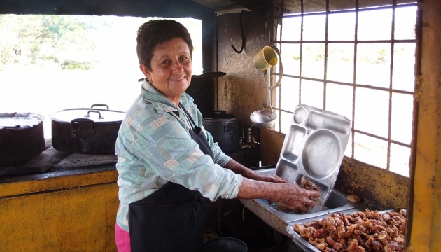 Además de sazonar bien las comidas, Teresa Hurtado cocina con amor. / Foto: Armando Sáez 