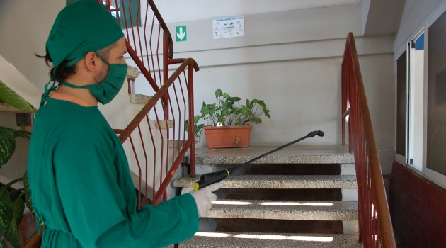Erick descontamina las escaleras del Centro de Aislamiento tras el arribo de pacientes./Foto: Karla Colarte