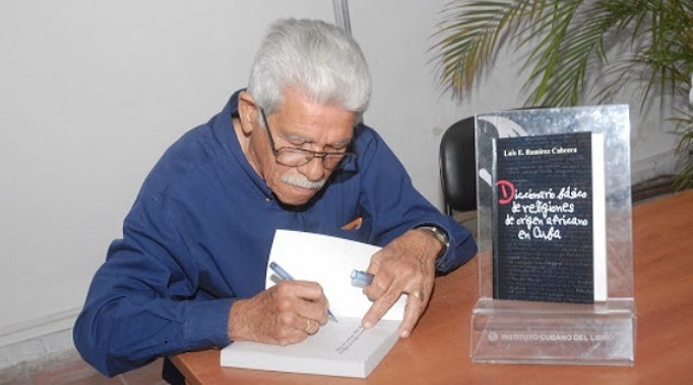El miembro de la Uneac en la presentación de uno de sus volúmenes./Foto: Modesto Gutiérrez (ACN)