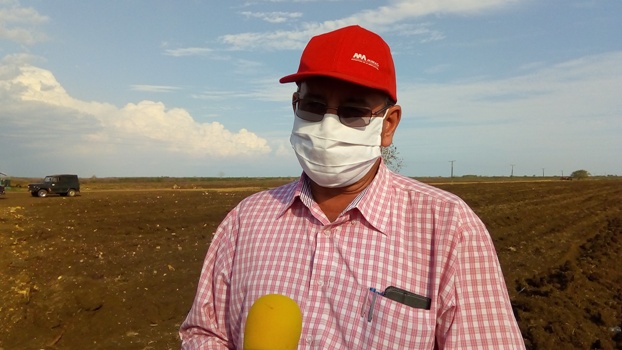 En reciente recorrido, el ministro de la Agricultura, Gustavo Rodríguez Rollero./Foto: Tay B. Toscano