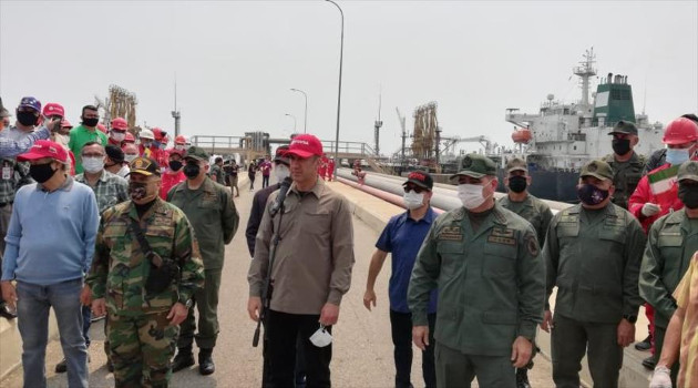 El ministro de Petróleo acudió al recibimiento de la tripulación del buque iraní junto con trabajadores de Petróleos de Venezuela . /Foto: Telesur