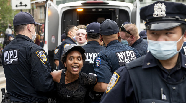 Oficiales de policía arrestan a una manifestante durante una protesta de 'Black Lives Matter2" en Nueva York, EE.UU., el 28 de mayo de 2020. /Foto: Johannes Eisele (AFP)