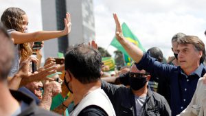 Bolsonaro saluda a la multitud frente al palacio presidencial sin llevar mascarilla ni mantener una distancia segura