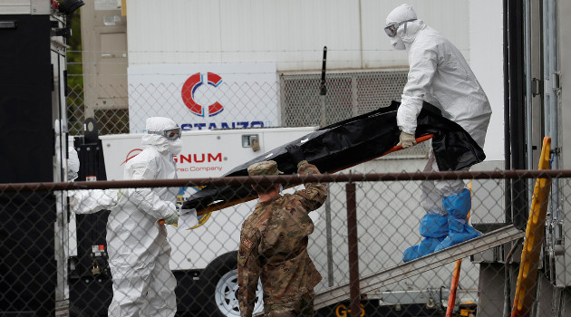 Personal sanitario saca el cuerpo de un fallecido por Covid-19 de un camión refrigerado, utilizado como morgue temporal en Newark, Nueva Jersey, EE.UU., el 6 de mayo de 2020. Ese país suma ya 73 mil 207 decesos, mientras que la cifra de infectados es de un millón 228 mil 177 personas. /Foto: Mike Segar (Reuters)