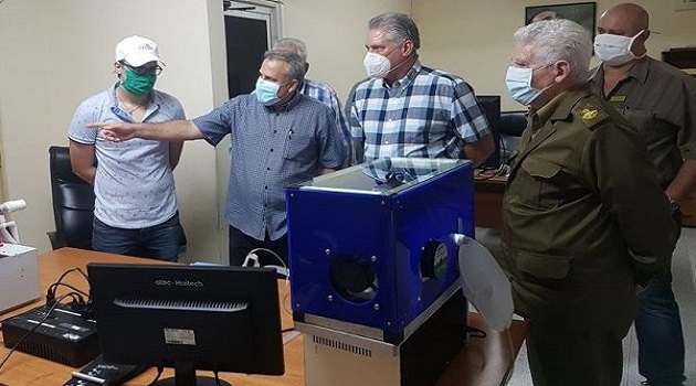 Díaz-Canel destacó la importancia de las nuevas tecnologías para ayudar a revolucionar la terapia intensiva en Cuba Foto: Tomada del perfil de facebook de Boris Fuentes