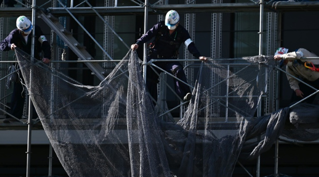 Trabajadores de la construcción con máscaras faciales en actividad en medio del brote de coronavirus COVID-19 en Kawasaki, Japón, el 11 de mayo de 2020. /Foto: Charly Triballeu (AFP)