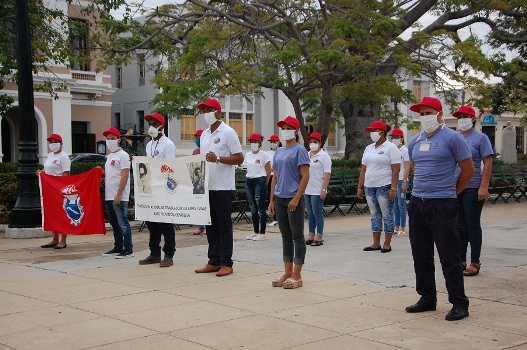 Más de 20 jóvenes integran el contingente Por una eficiencia energética, abanderado en el parque Martí, de la ciudad de Cienfuegos. / Foto: Karla Colarte