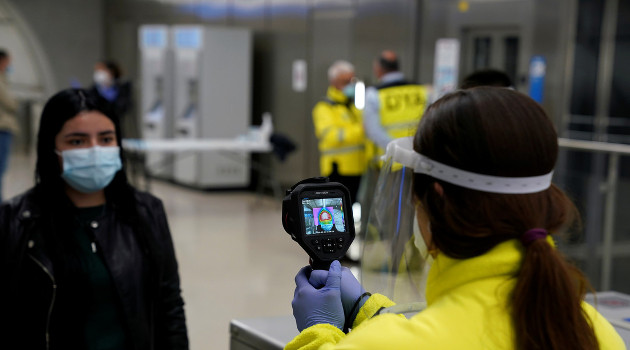 Punto de control para la toma de temperatura corporal en Bilbao, España, el 11 de mayo de 2020. /Foto: Vincent West (Reuters)