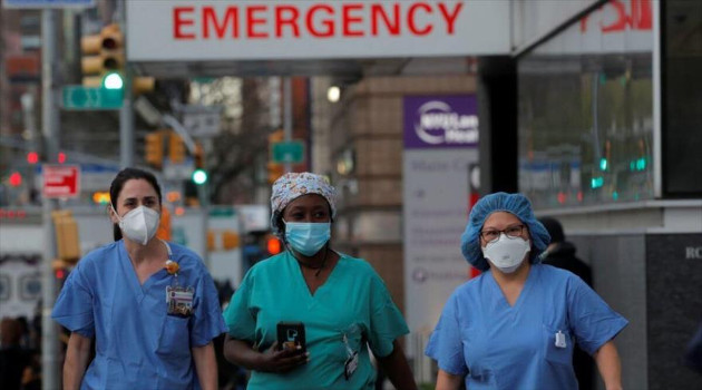 Trabajadores de la salud caminan fuera del Centro Médico Langone en Nueva York, EE.UU., 20 de abril de 2020. /Foto: Reuters