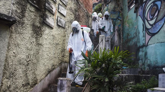 Sanitarios realizan labores de desinfección en una favela de Sao Paulo. /Foto: Internet