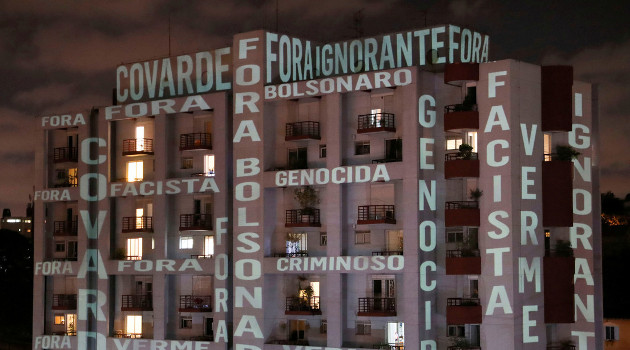 La frase "Fuera Bolsonaro" se proyecta en un edificio para protestar contra las acciones del Presidente de Brasil frente al coronavirus, en Sao Paulo, 26 de marzo de 2020. /Foto: Amanda Perobelli (Reuters)