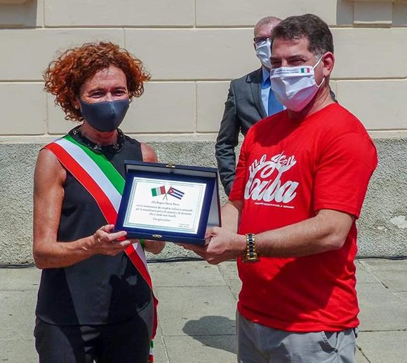 Alcaldesa de Crema y jefe de la brigada cubana, en el acto de homenaje en esa ciudad italiana a los 52 profesionales que colaboraron en la lucha contra la COVID-19. /Foto: Emanuela Nichetti/Facebook.