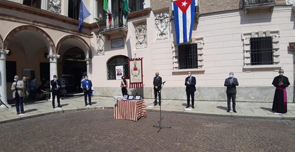 Acto de homenaje a la brigada médica cubana Henry Reeve que colaboró en la ciudad de Crema, Italia, en la batalla contra el coronavirus. /Foto: Cremaoggi.