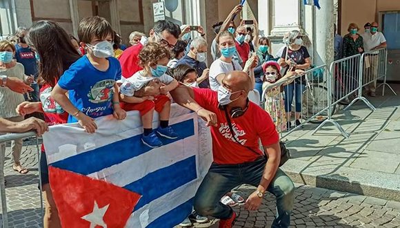 Acto de homenaje a la brigada médica cubana Henry Reeve que colaboró en la ciudad de Crema, Italia, en la batalla contra el coronavirus. Foto: Emanuela Nichetti/Facebook.