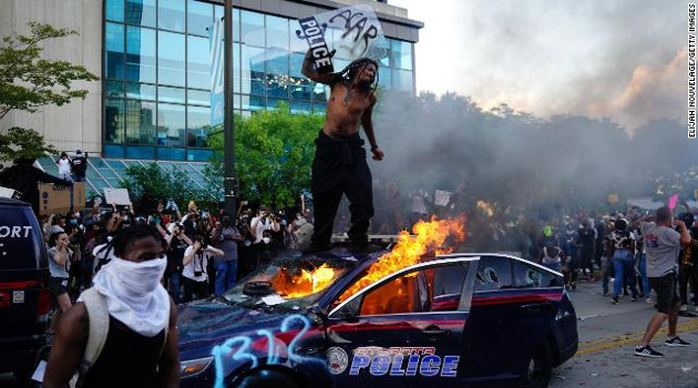 En Atlanta durante la noche de este viernes los indignados dañaron vehículos policiales, prendieron fuego a una patrulla y causaron destrozos en otras propiedades. /Foto: Getty Images