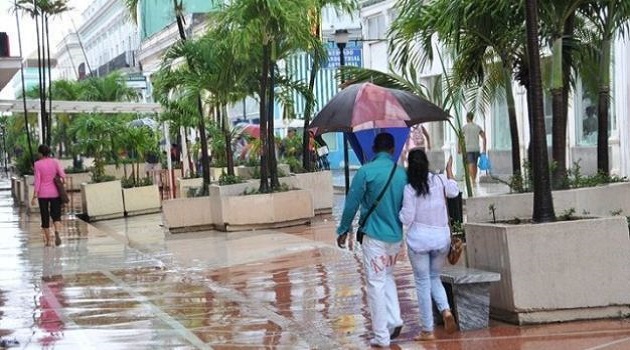 Pero ya la gente no puede permanecer en casa y sale a la calle a por provisiones, porque ya son demasiado los días “en cautiverio”./Foto: Juan Carlos Dorado (Centro de Documentación)