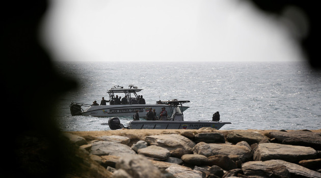 Unidades de superficie de la Armada Bolivariana realizan labores de patrullaje en Macuto, sitio por donde Venezuela frustró este domingo 3 de mayo de 2020 un intento de agresión mercenaria desde Colombia. /Foto: Manaure Quintero (Reuters)