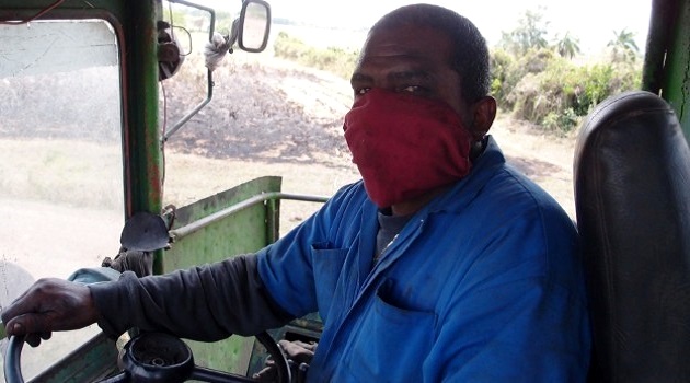 “Entre mi máquina y yo existe una afinidad más allá de la relación de trabajo”, asegura el operador Alberto Águila. / Foto: Armando Sáez