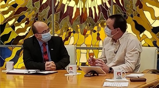 Aunque Cuba se mantiene en el escenario más favorable de los que estaban previstos, no podemos caer en un exceso de confianza y debemos mantener las medidas para lograr que ese comportamiento se mantenga, aseveró al intervenir en el programa televisivo Mesa Redonda. /Foto: Presidencia Cuba