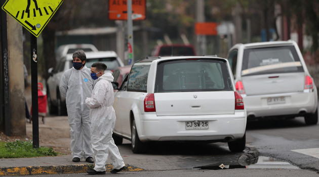 Trabajadores de la morgue del hospital público de San José, en Santiago, Chile, 28 de mayo de 2020. /Foto: Ivan Alvarado (Reuters)