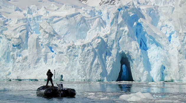 En la península Antártica junto a un grupo de viajeros./Foto: Cortesía de la entrevistada.
