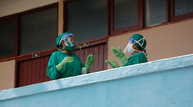 Las camareras, debidamente protegidas, se mantienen en la zona roja./Foto: Karla Colarte