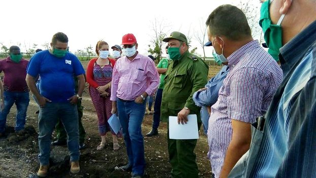 En Venero, Aguada, el Ministro de la Agricultura apreció avance de la preparación de tierras. /Foto: Tay B. Toscano