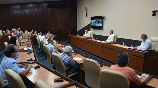 El Presidente cubano sostuvo un nuevo encuentro con un grupo de científicos y expertos involucrados directamente en el enfrentamiento a la COVID-19. /Foto: Estudios Revolución